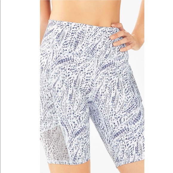 Fabletics MILA High-Waisted Pocket Short 9” NWT M - Picture 2 of 7